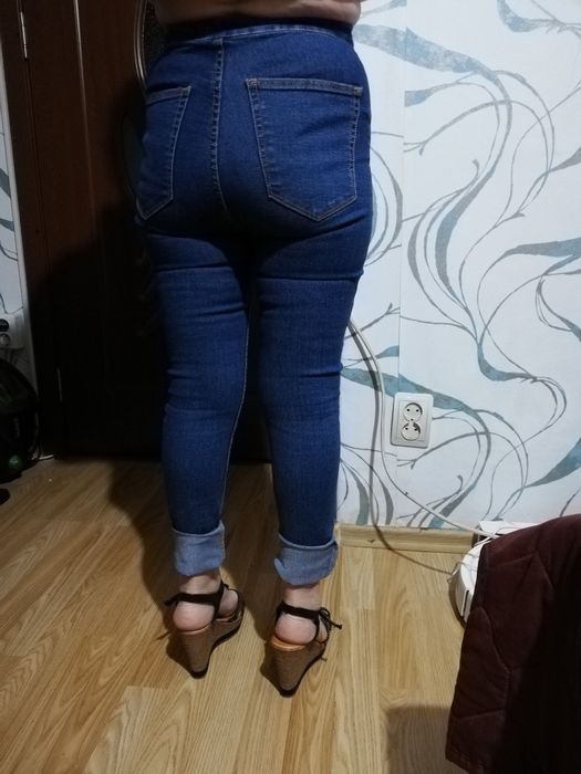 Blugi Bershka mărimea 36, noi