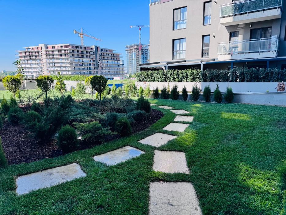 Gazon rulou si plante ornamentale