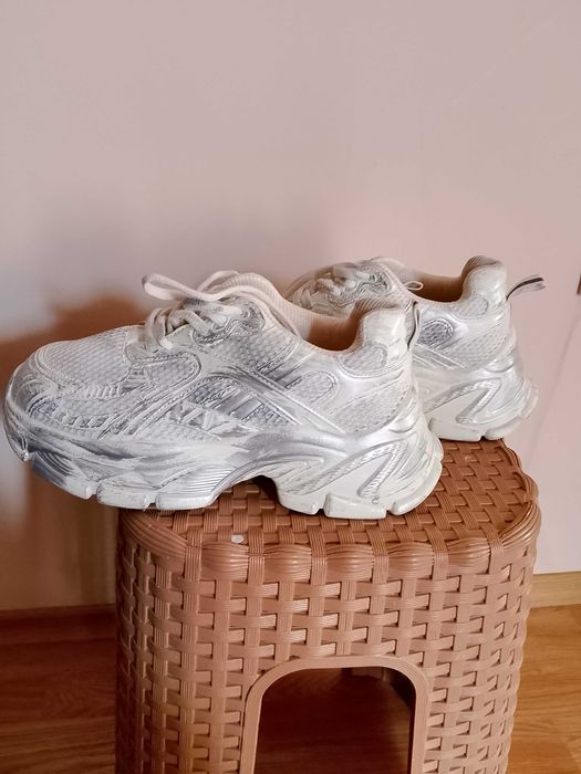 Бели сникерси cropp