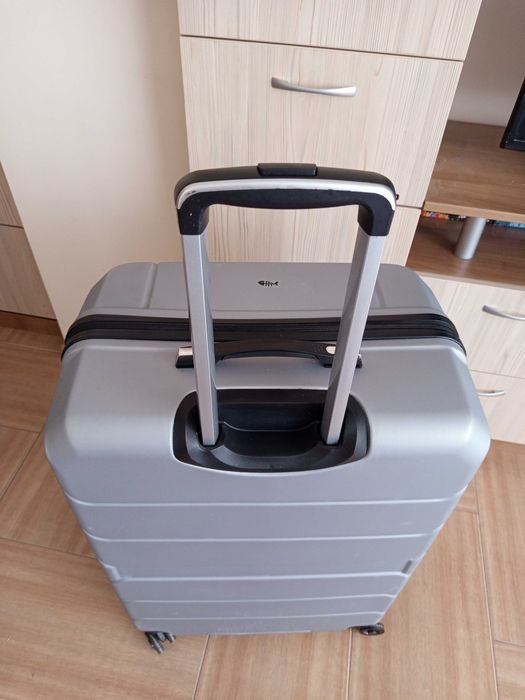 Куфар  с колелца с вместимост 90л.