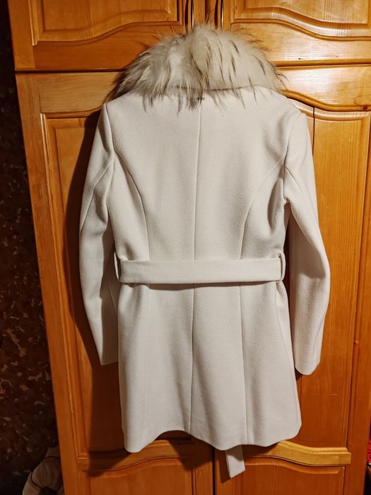 Бяло красиво палто с "богата" естествена кожа.