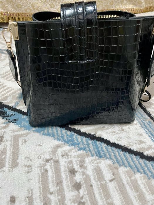 Ayollar uchun charm sumka — ishlatilgan, yaxshi holatda