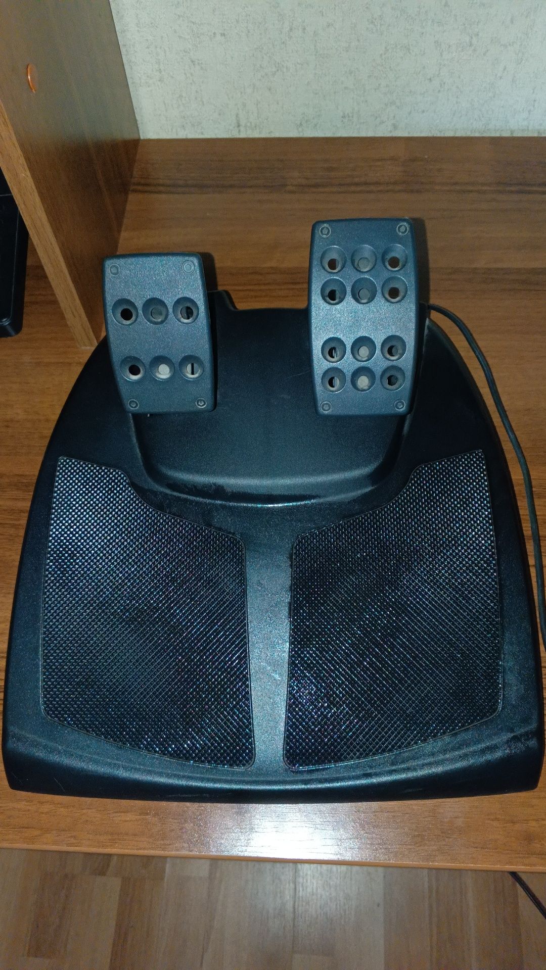 Игровой руль Logitech MOMO