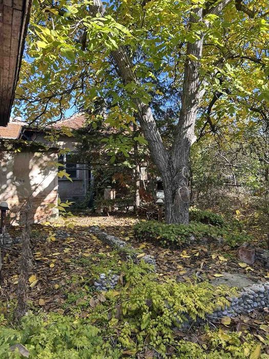 Къща в с. Доброславци - тишина, пространство и бърз достъп до София!