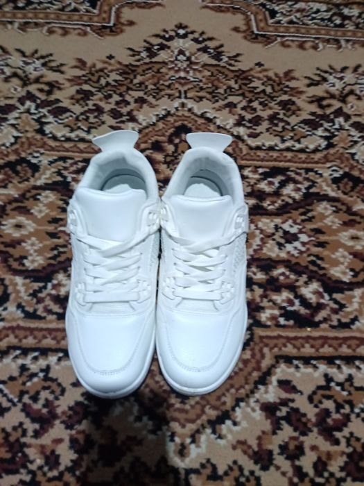 Vând teniși mărimea 43