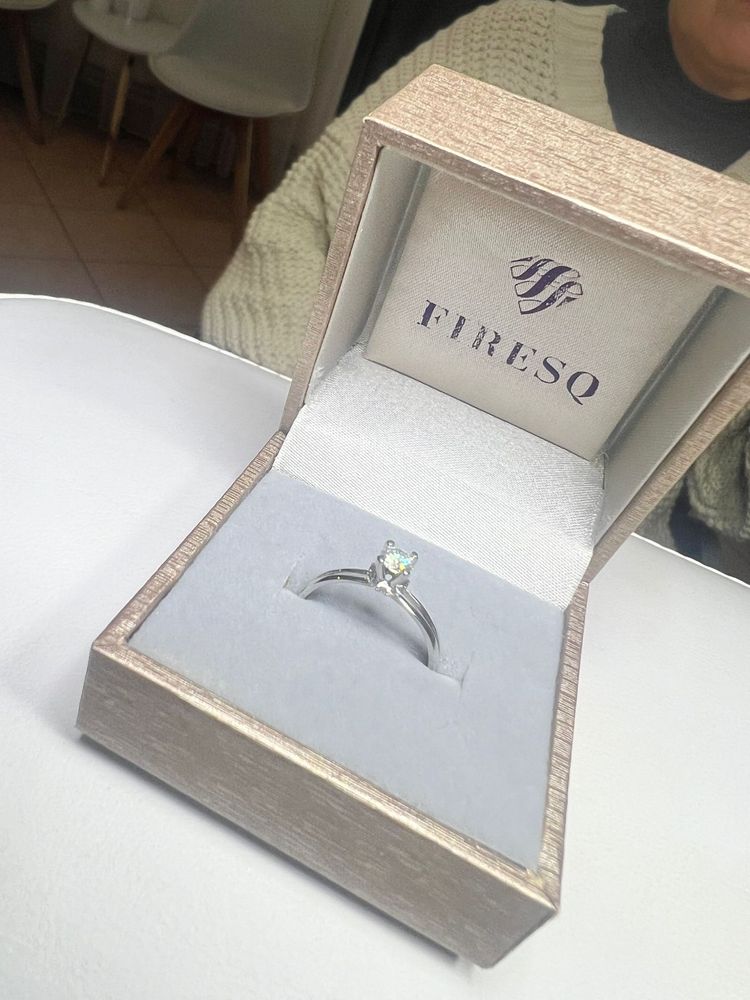 Inel de Logodnă cu Diamant - Eleganță și Strălucire de Excepție!