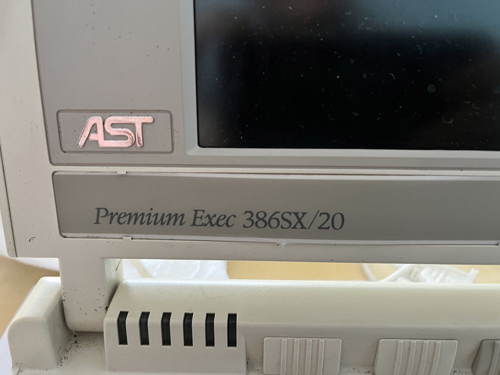 Ретро лаптоп AST Premium Exec 386SX/20