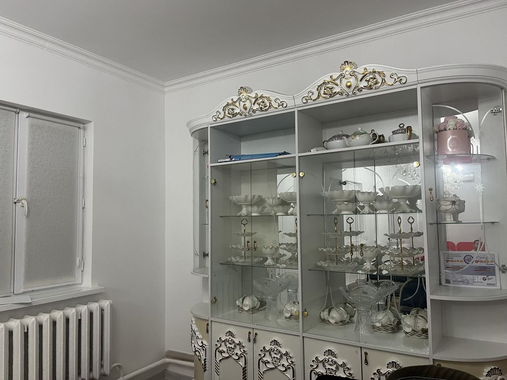 Сервант белый в хорошем состояние