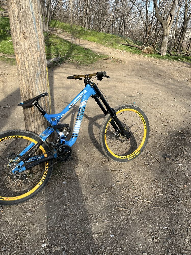 Продавам commencal supreme Dh v3 2013 година