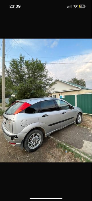 Продам машину механику форд фокус 2001 газ бензин