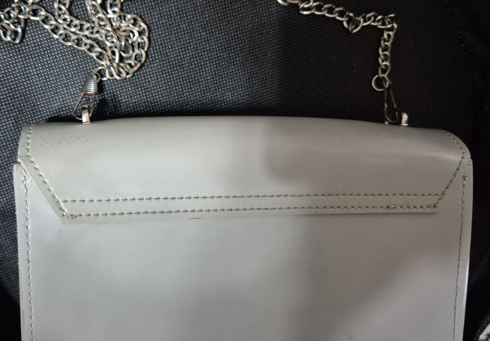 Сумка клатч светло-серого цвета на цепочке