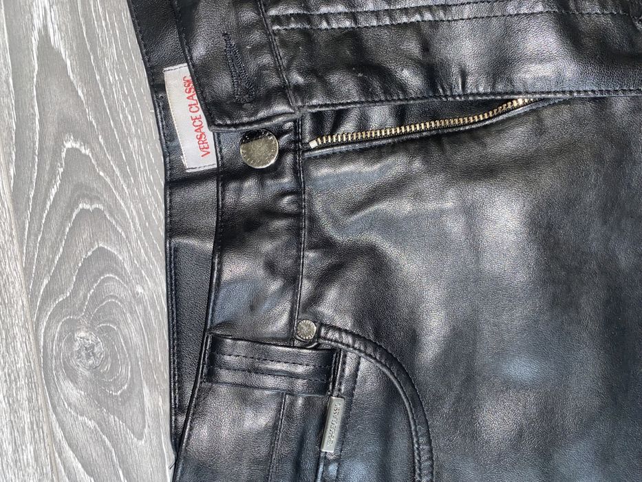 Vand pantaloni Versace din piele