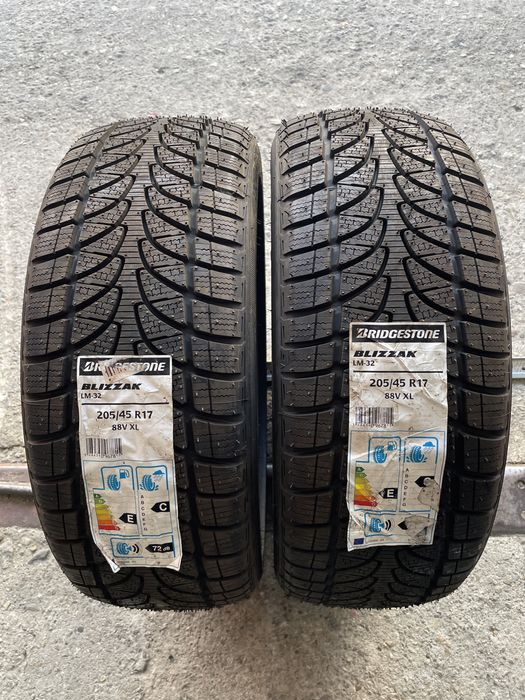 2 броя Нови Зимни Гуми 205/45/17 BRIDGESTONE LM 32
