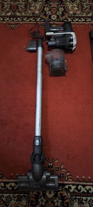 Продам вертикальный пылесос Dyson DC45