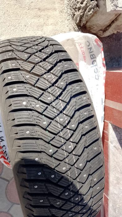 Продам шины 235/65R17