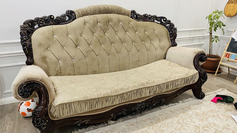 Продам 2 дивана с креслом