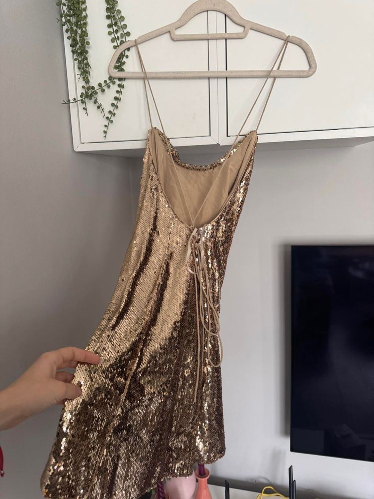Рокля със златни пайети Asos златна