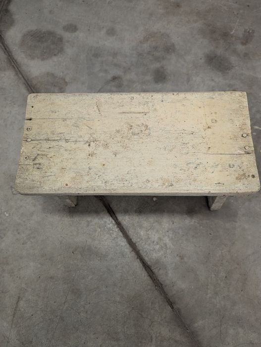 Старо дървено столче