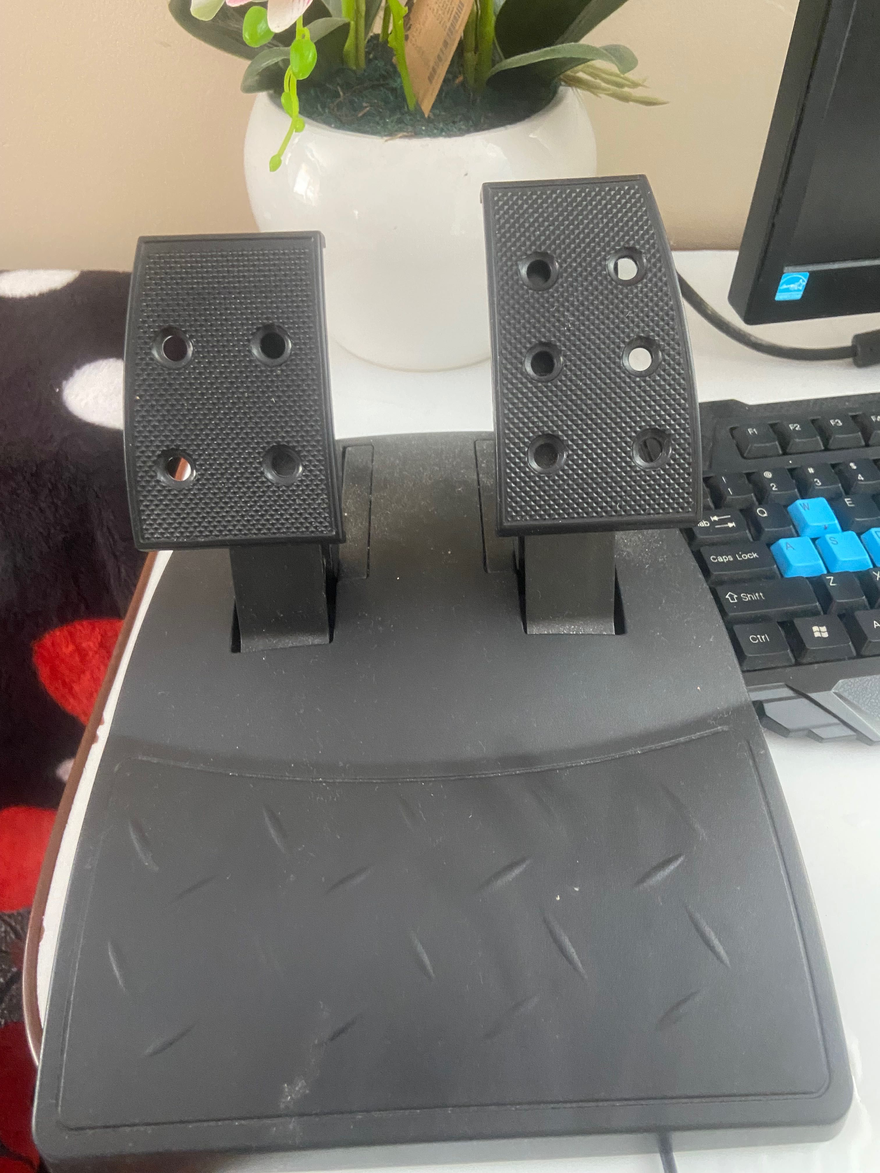 Продавам геймърски pc + волан с педали + монитор + клавиатура и мишка