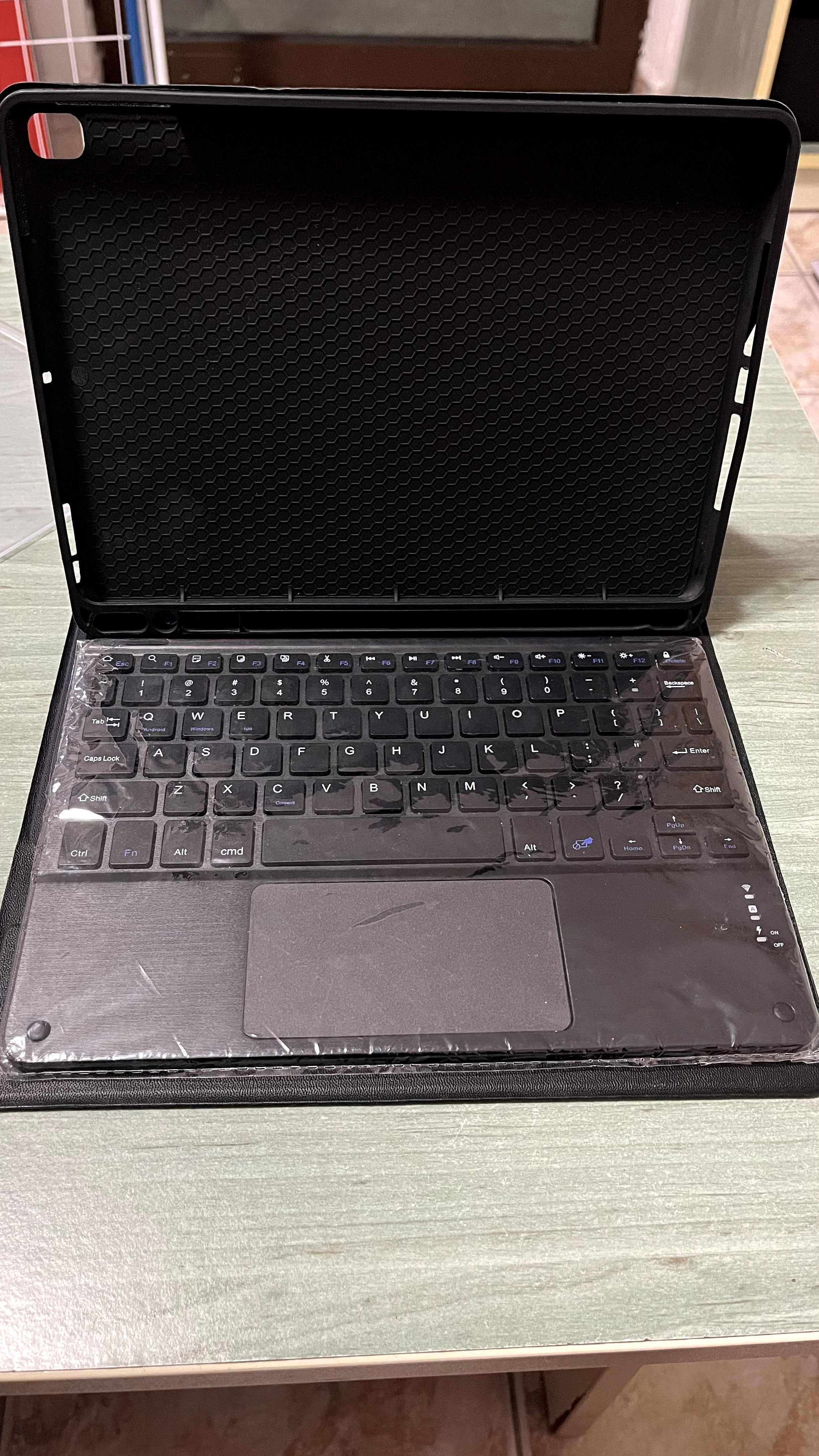 Намален! iPad 8th Gen 10.2, 128 GB, WiFi плюс аксесоари