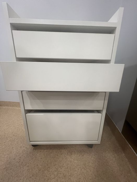 Comoda cu rotile si sertare