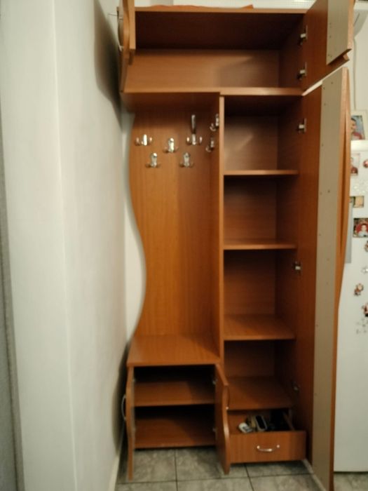 Cuier  (dimensiuni  H×L×A 2100×850×400)