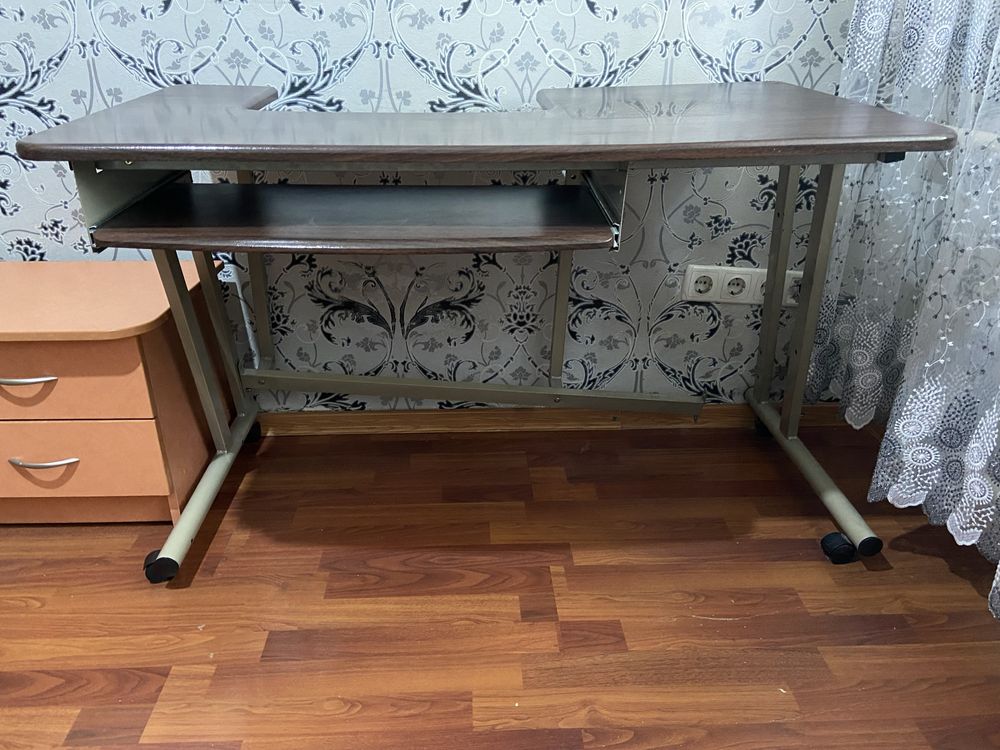 Продам компьютерный стол