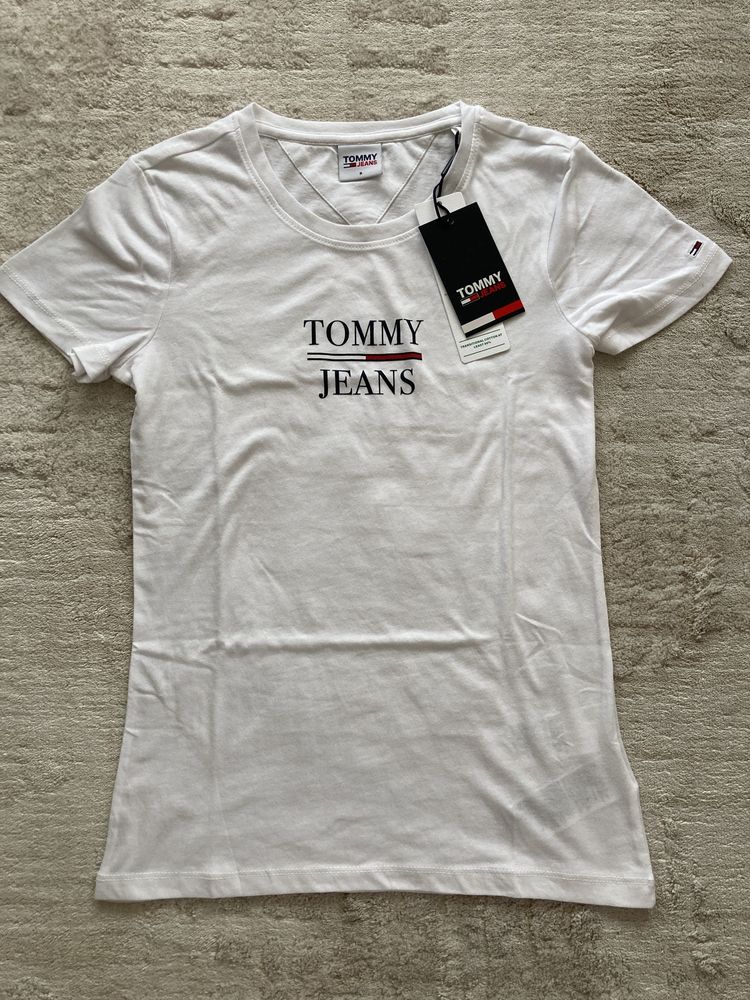 Чисто нова тениска на TOMMY JEANS