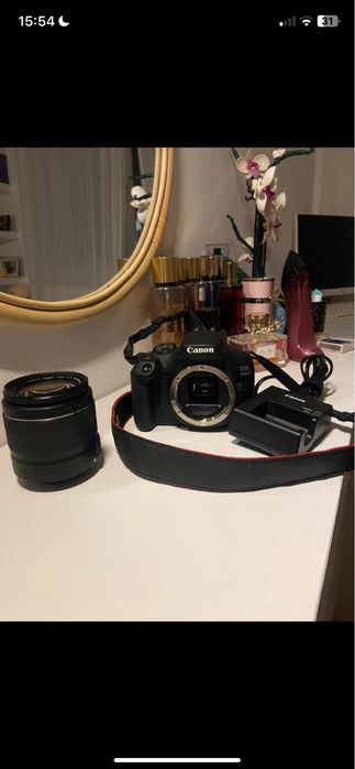Camera Canon EOS2000D