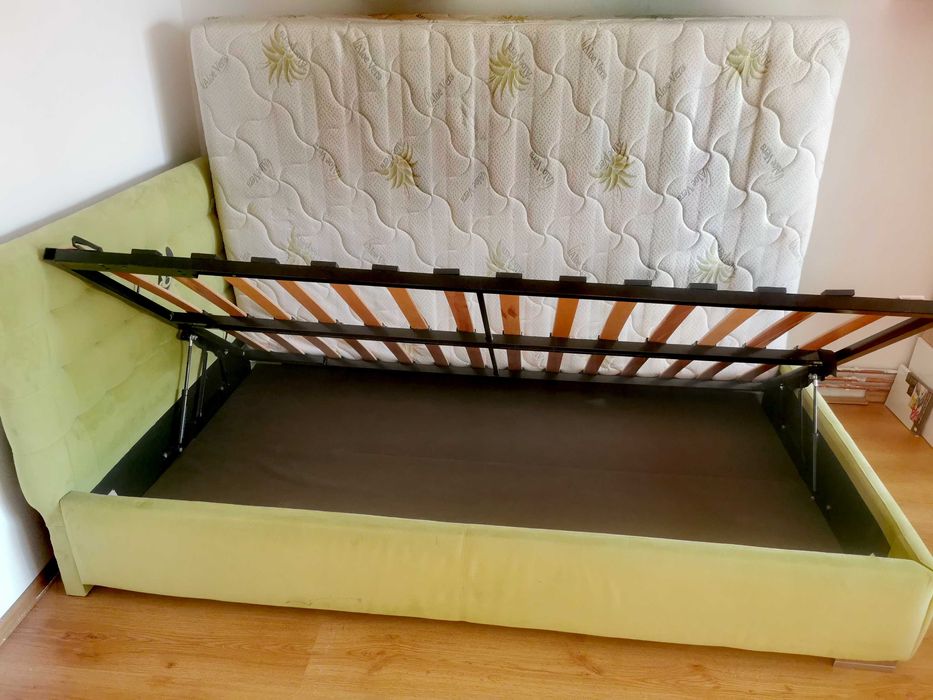 Vând pat tapițat cu doua tablii, catifea, imprimat cu Minnie si Mickey