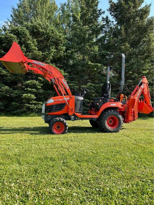 Кубота KUBOTA Трактор - Челен товарач / Багер