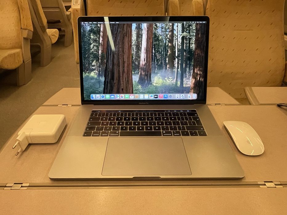 MacBook Pro 15 2018 i7 cu placa grafica 16 gb RAM 256gb SSD