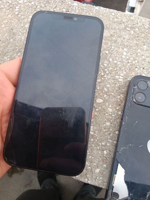 2 бр iphone 12  отключени за части