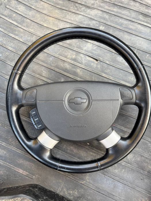 lasetti zavodskoy rul yaxshi holatda