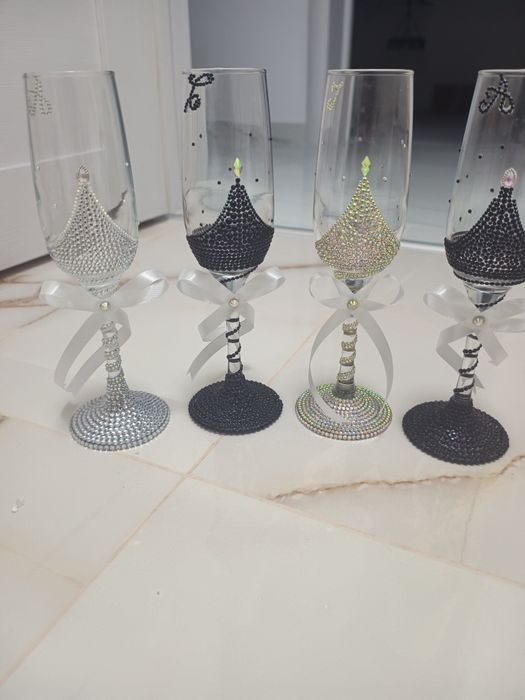 Aranjamente masini,cocarde,pahare etc