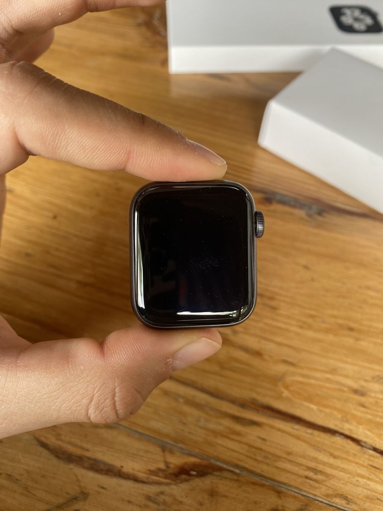 Apple Watch SE часовник