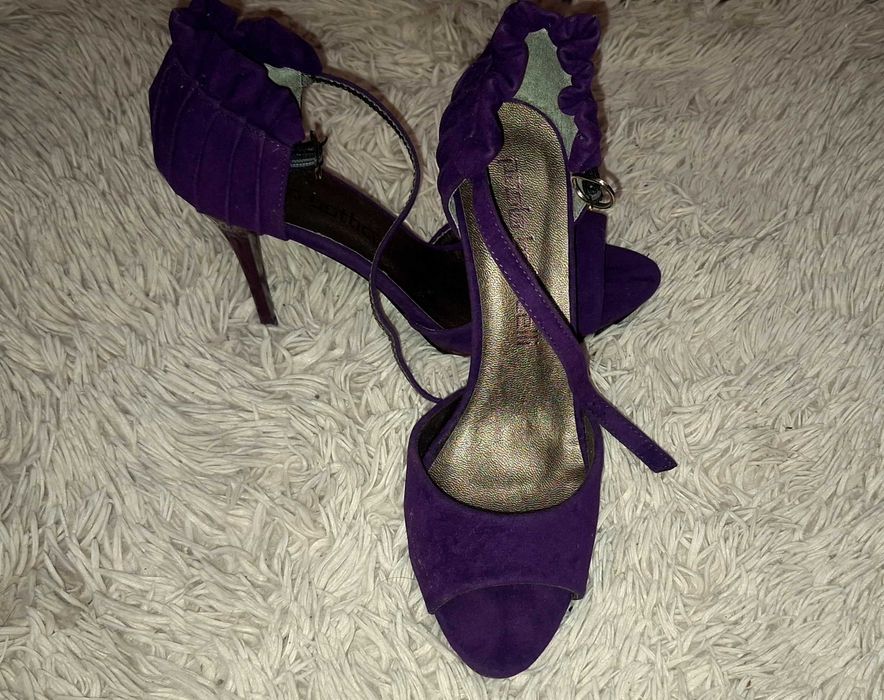 Дамски кокетни сандали с висок ток