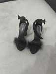 Sandale,marimea 36,negre cu pene,au platforma cu toc inalt,