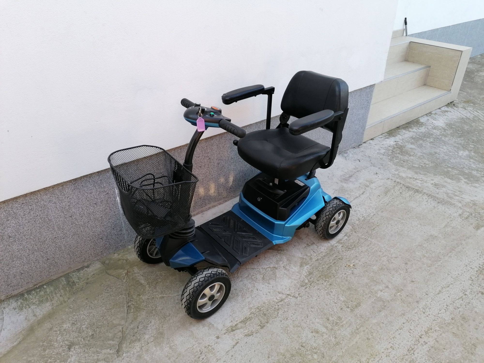 Cărucior scuter electric pentru persoane cu dizabilități