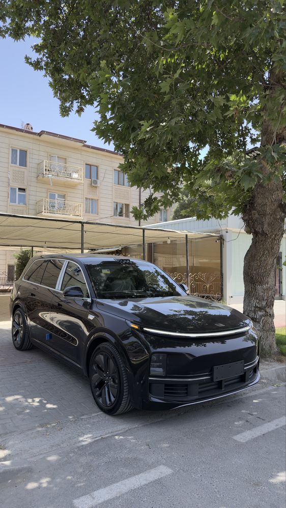 LI 9 Ultra 2025 notariusga tayyor qora salon