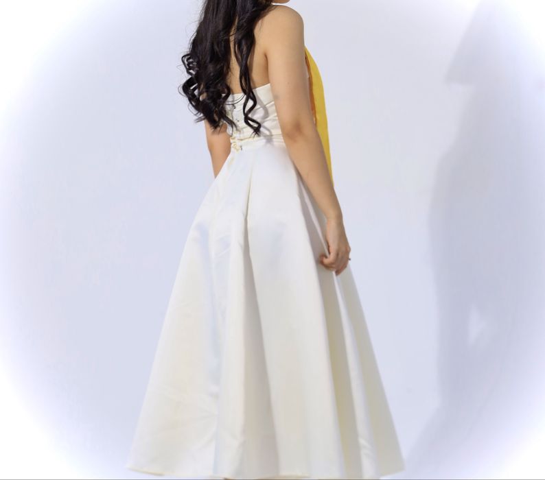 Женское вечернее платье в молочном цвете