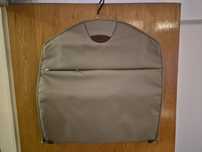 Vand husa costum, culoare bej, marca Samsonite, nou cu eticheta