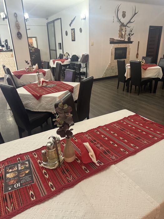 Mese , scaune , candelabre rustice , decoratiuni restaurant , semineu