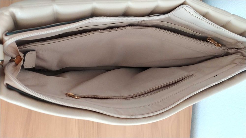 Дамска чанта в бежов цвят