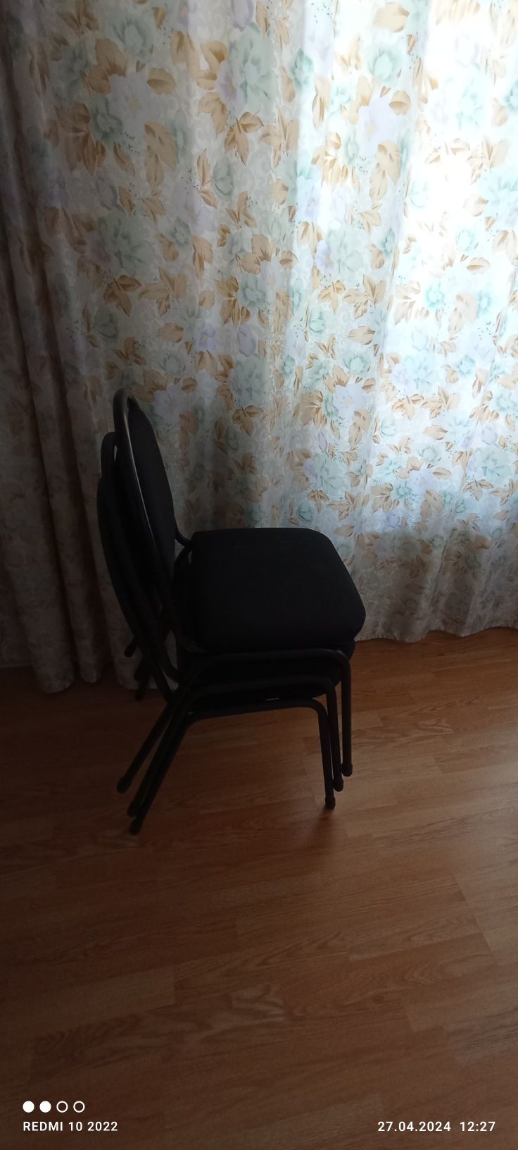 Продам офисные стулья и вешалку