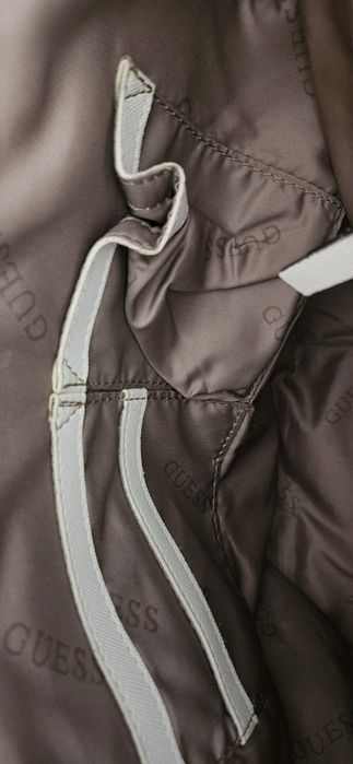 Оригинална чанта на Guess