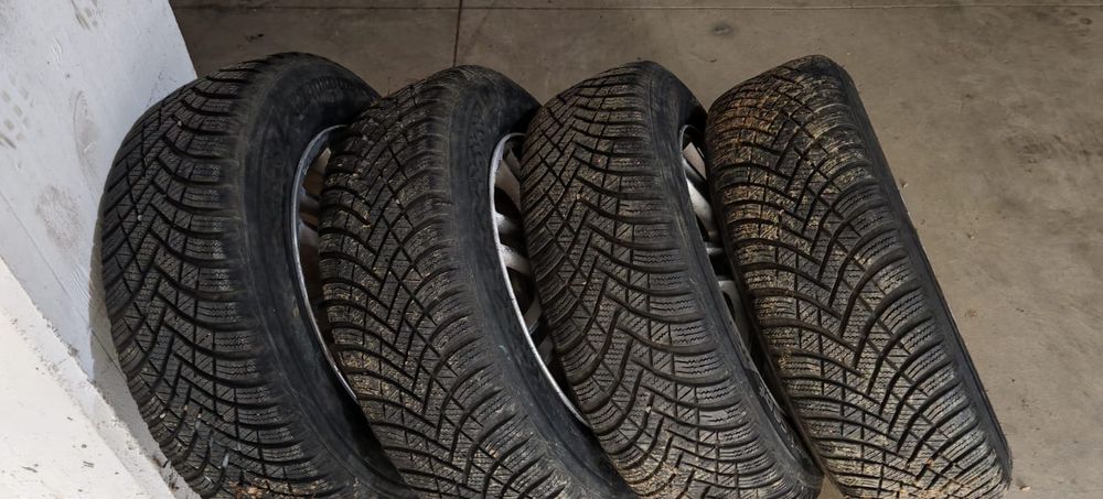 Vând 4 roți iarnă echipate complet cu jante de aliaj
Se potrive