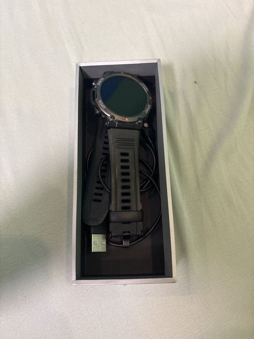 Черен смарт часовник