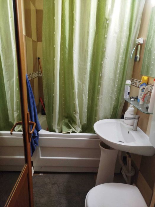 Vand apartament cu 3 camere semidecomandat