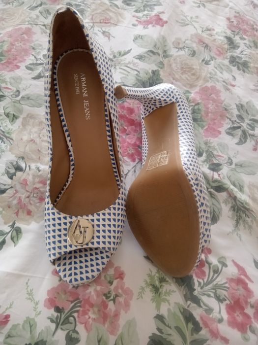 Vând pantofi Armani Nr 39 foarte puțin purtate